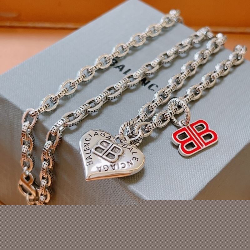 Ba*len*cia*ga necklaces
